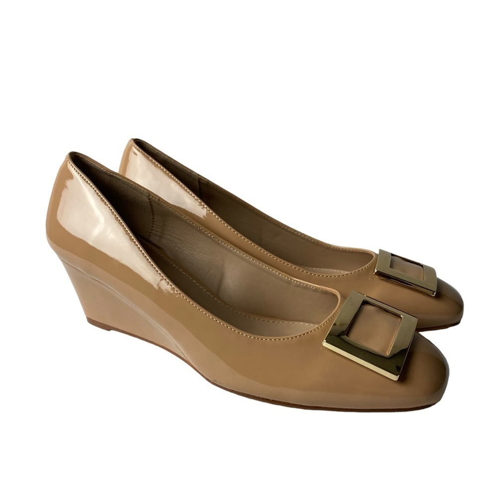 BayQ Women’s Nude Patent leather gold tone buckle wedges pumps size 9